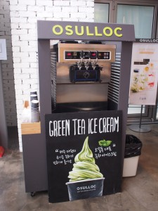 OSULLOCカンナム店、緑茶ソフトクリーム