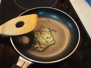 にんにくを炒める