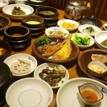 盛りだくさんな韓定食！テーブルに乗り切らないほどの韓国料理が出てくる！
